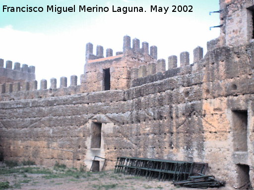 Castillo de Baos de la Encina - Castillo de Baos de la Encina. En los muros se pueden observar donde se apoyaban construcciones a dos aguas, del cementerio