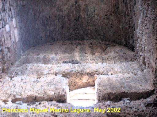 Castillo de Baños de la Encina - Castillo de Baños de la Encina. Interior y bóveda de una de las torres