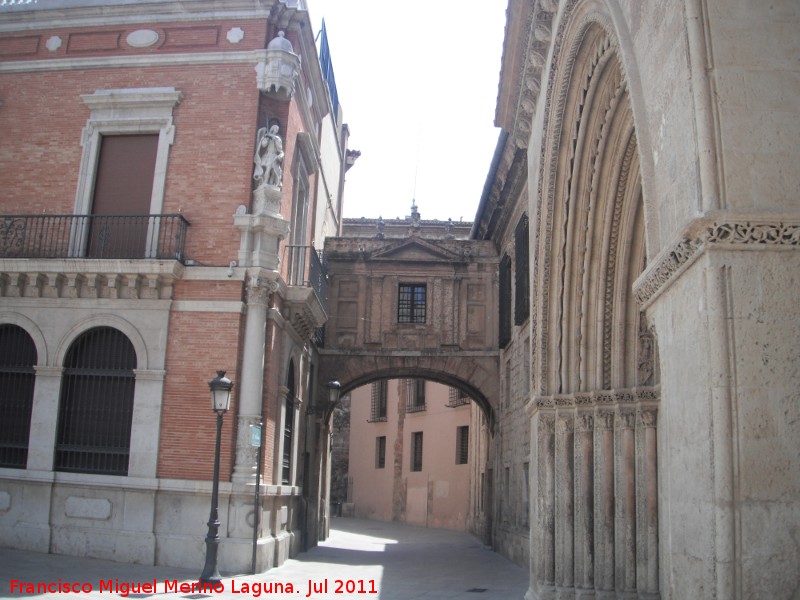 Catedral de Valencia. Paso elevado del Palacio Arzobispal - Catedral de Valencia. Paso elevado del Palacio Arzobispal. 