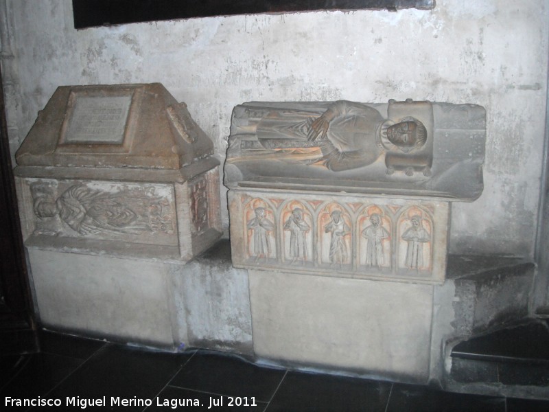 Catedral de Valencia. Pasillo de acceso a la Capilla del Santo Cliz - Catedral de Valencia. Pasillo de acceso a la Capilla del Santo Cliz. Sepulcros