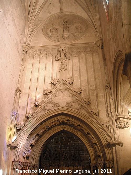 Catedral de Valencia. Pasillo de acceso a la Capilla del Santo Cliz - Catedral de Valencia. Pasillo de acceso a la Capilla del Santo Cliz. Puerta de acceso a la Capilla del Santo Cliz