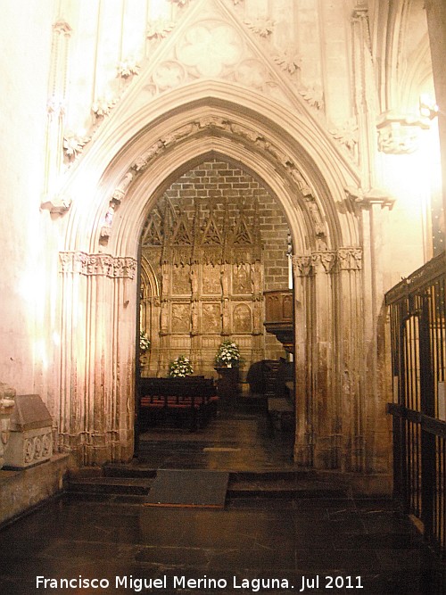 Catedral de Valencia. Pasillo de acceso a la Capilla del Santo Cliz - Catedral de Valencia. Pasillo de acceso a la Capilla del Santo Cliz. Puerta de acceso a la Capilla del Santo Cliz