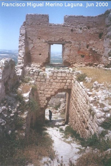 Castillo Nuevo de Bedmar - Castillo Nuevo de Bedmar. Puerta desde el interior del castillo