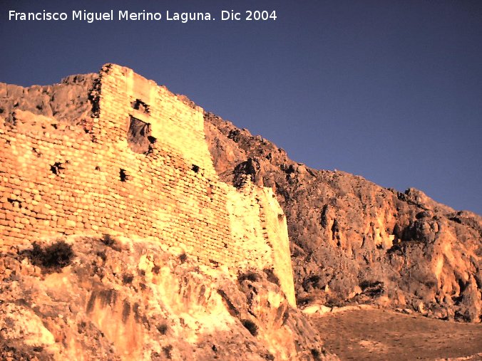 Castillo Nuevo de Bedmar - Castillo Nuevo de Bedmar. El Castillo Nuevo y al fondo la cueva fortificada en mitad de la pared rocosa