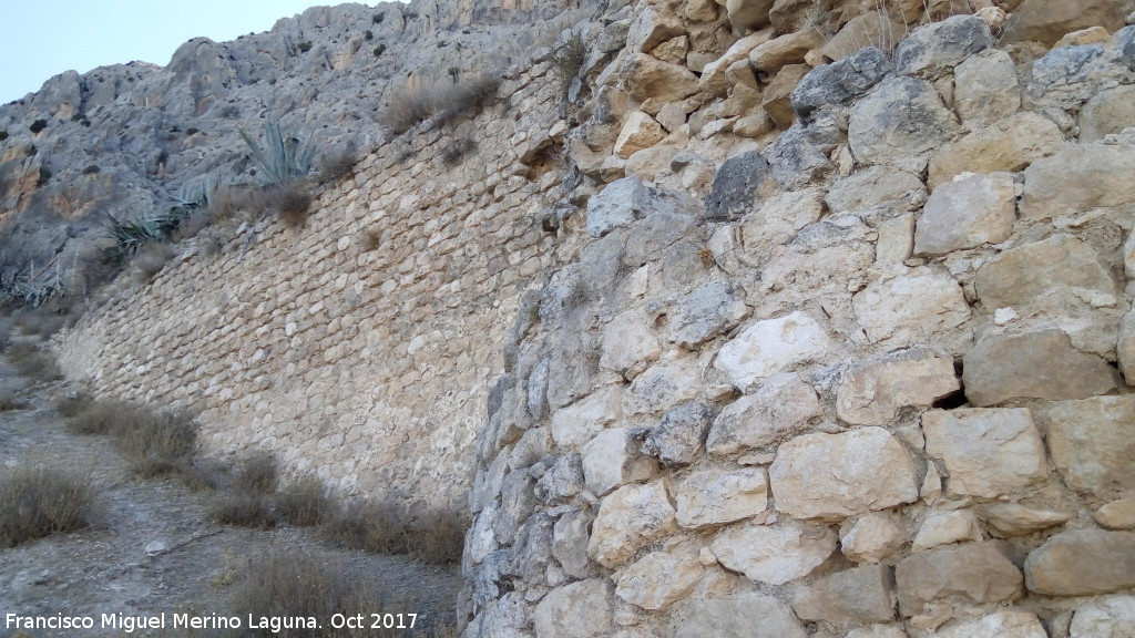 Castillo Viejo de Bedmar - Castillo Viejo de Bedmar. Torren circular y muralla