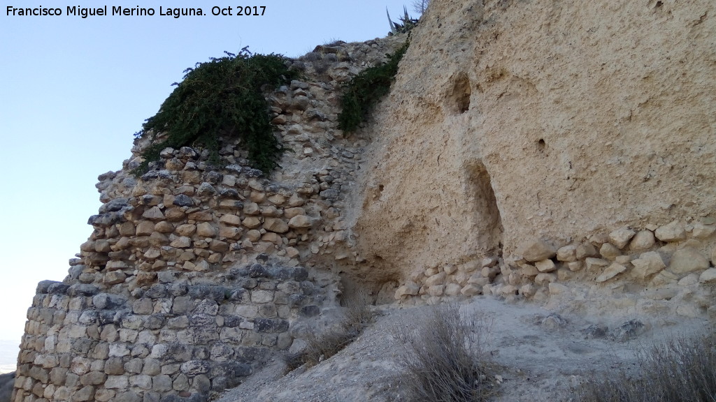Castillo Viejo de Bedmar - Castillo Viejo de Bedmar. Torren circular y muralla de tapial