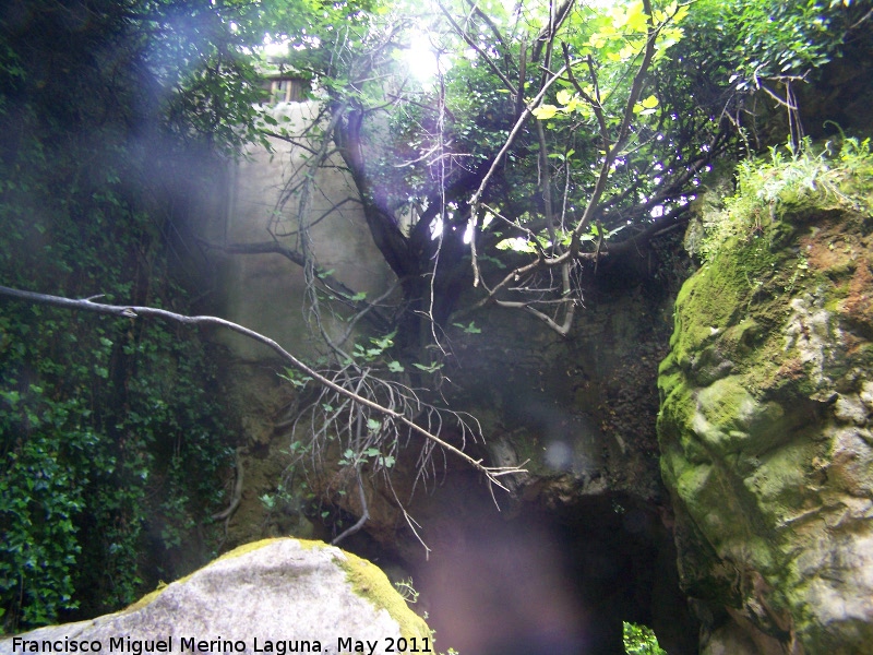 Cueva de Cuadros - Cueva de Cuadros. Molino del Batn sobre la cueva