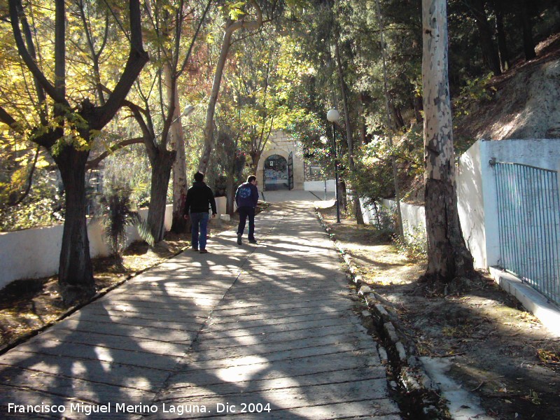 Santuario de Ntra Sra de Cuadros - Santuario de Ntra Sra de Cuadros. Paseo que da a la entrada con acequias de agua a los lados