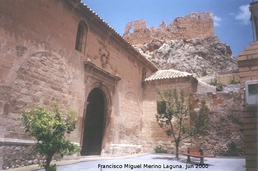 Iglesia de la Asuncin de Bedmar - Iglesia de la Asuncin de Bedmar. Portada lateral derecha y al fondo el Castillo