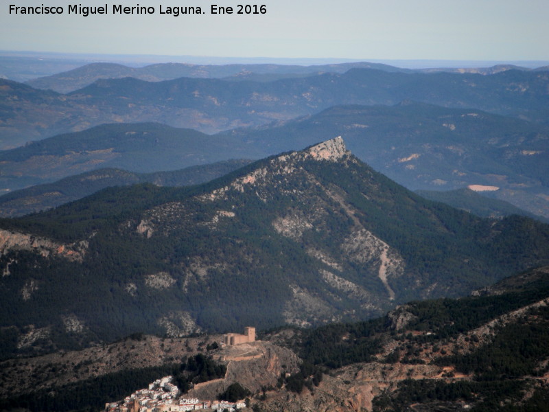 Pealta - Pealta. Desde el Yelmo con Segura de la Sierra en primer trmino