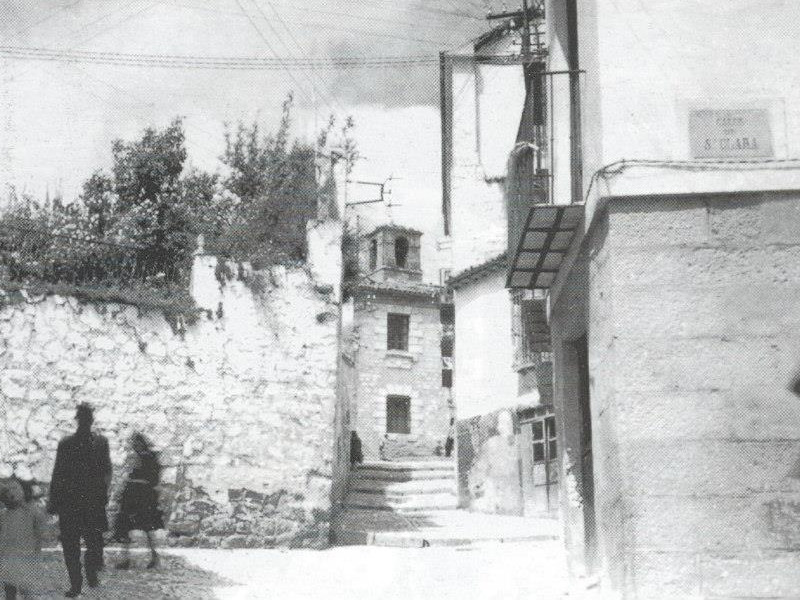 Calle San Bartolom - Calle San Bartolom. Calle Arroyo de San Pedro, a la izquierda, Calle San Bartolom, a la derecha Calle Santa Clara y al fondo el Colegio de los Caos