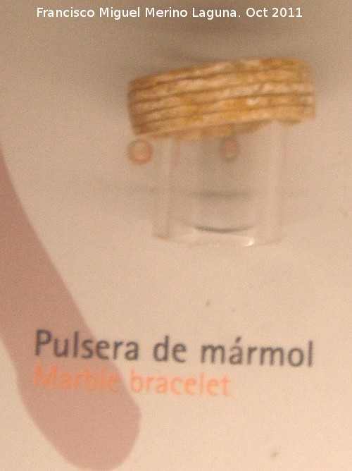 Historia de Nerja - Historia de Nerja. Pulsera de mrmol de la Cueva de Nerja