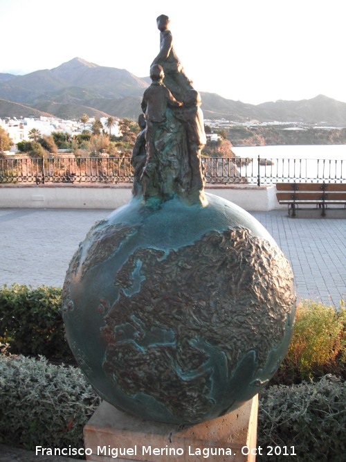 Estatua a los Descubridores de la Cueva de Nerja - Estatua a los Descubridores de la Cueva de Nerja. 