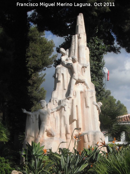 Monumento a los Descubridores de la Cueva de Nerja - Monumento a los Descubridores de la Cueva de Nerja. 