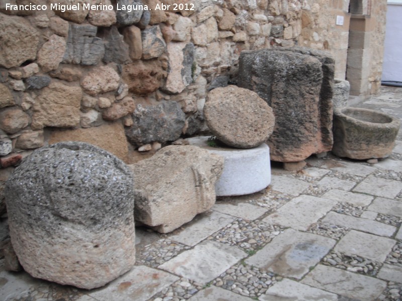 Arco de los Gigantes - Arco de los Gigantes. Piezas arqueolgicas