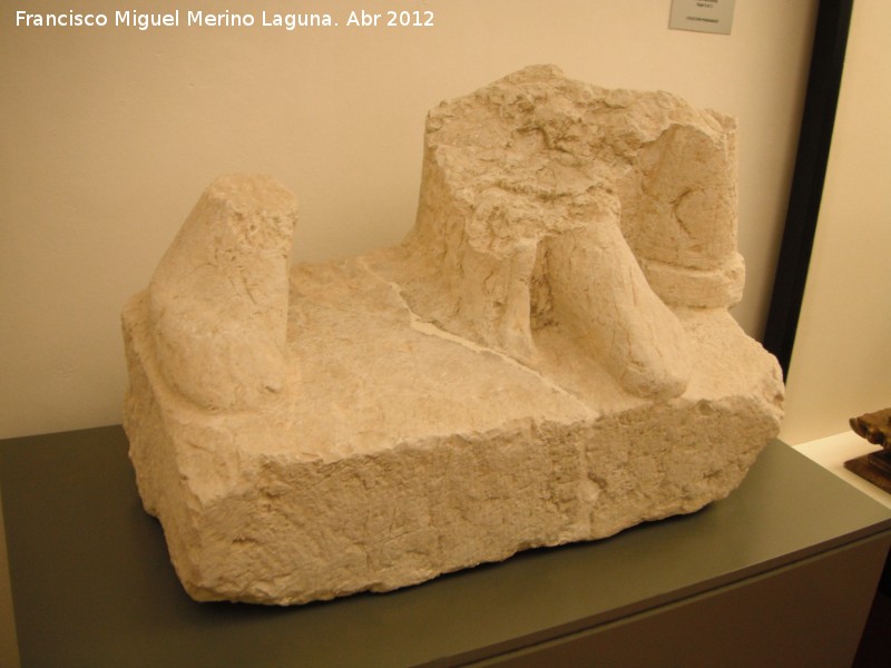 Arco de los Gigantes - Arco de los Gigantes. Fragmento escultrico, siglo II. Museo Municipal