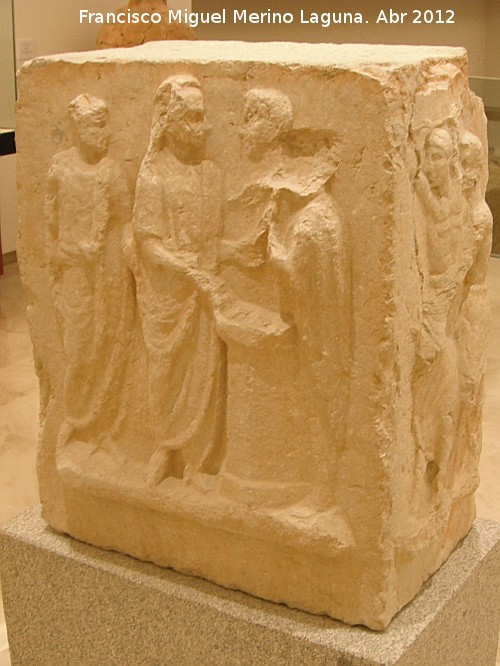 Arco de los Gigantes - Arco de los Gigantes. Ara con escenas. Siglo II d.C. Museo Municipal