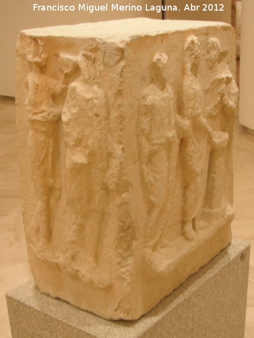 Arco de los Gigantes - Arco de los Gigantes. Ara con escenas. Siglo II d.C. Museo Municipal