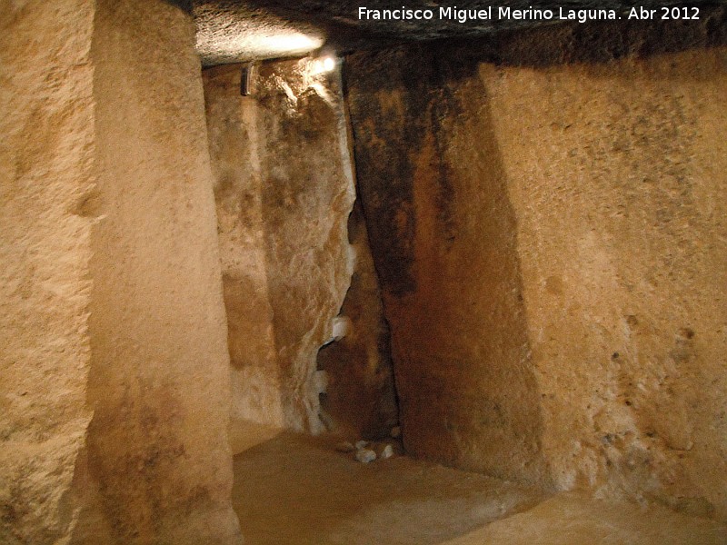 Dolmen de Menga - Dolmen de Menga. Ortostrato partido