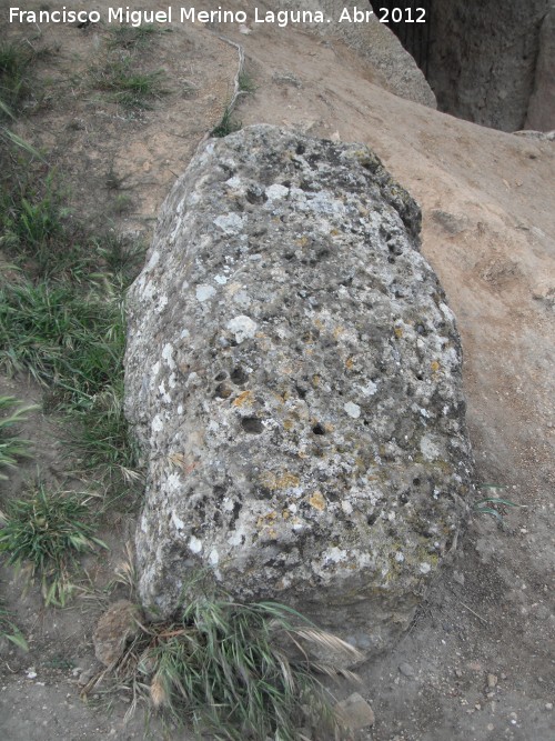 Dolmen de Menga - Dolmen de Menga. Bloque de piedra en el exterior