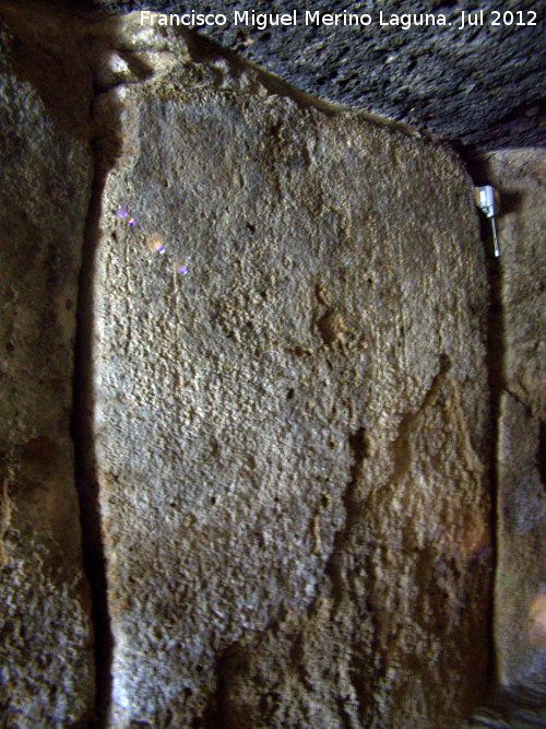 Dolmen de Menga - Dolmen de Menga. Ortoestato erosionado con marcas de arrastre