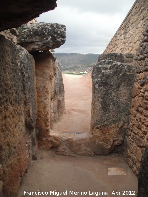 Dolmen de Viera - Dolmen de Viera. Puerta de acceso al pasillo desde el interior