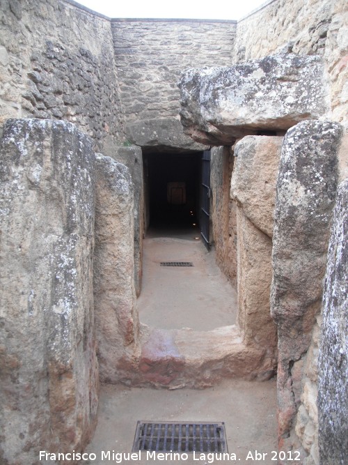 Dolmen de Viera - Dolmen de Viera. Puerta de acceso al pasillo desde el exterior