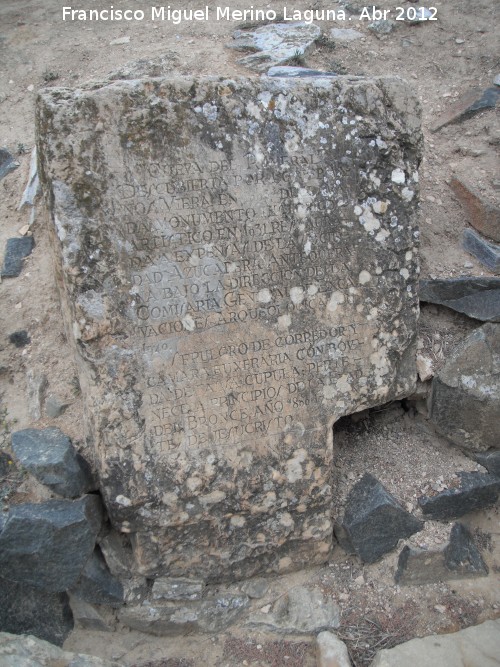 Dolmen del Romeral - Dolmen del Romeral. Inscripcin a su entrada