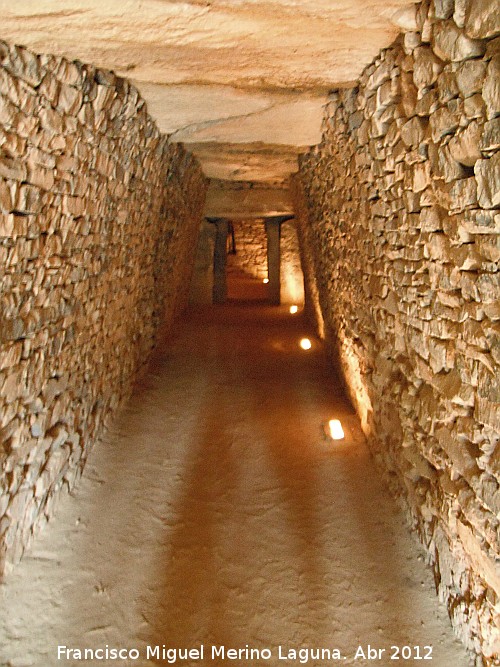 Dolmen del Romeral - Dolmen del Romeral. Pasillo