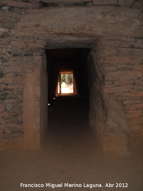 Dolmen del Romeral - Dolmen del Romeral. Pasillo desde la cmara central