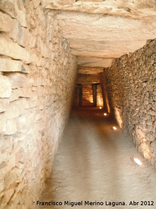 Dolmen del Romeral - Dolmen del Romeral. Pasillo