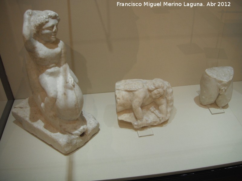 Villa romana de la Estacin - Villa romana de la Estacin. Estatuas de mrmol. Museo Municipal