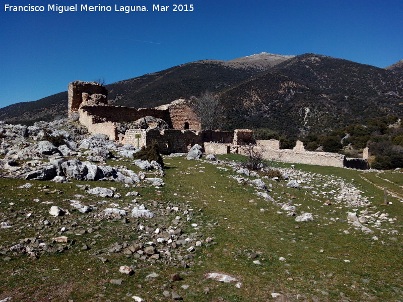 Castillo de Mata Bejid - Castillo de Mata Bejid. Con el Almadn al fondo