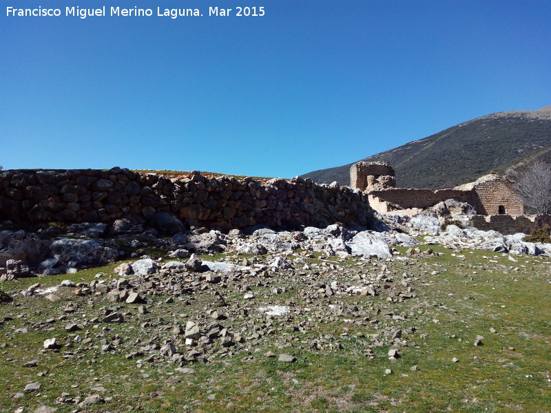 Castillo de Mata Bejid - Castillo de Mata Bejid. Era y castillo al fondo