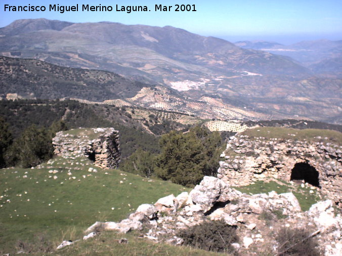 Castillo de Arenas - Castillo de Arenas. Torren y torren con habitaculo del recinto inferior visto desde el recinto medio