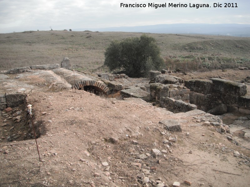 Cstulo. Termas de la Casa del Olivar - Cstulo. Termas de la Casa del Olivar. Acceso a las escaleras que bajan a las letrinas (bveda de ladrillo)