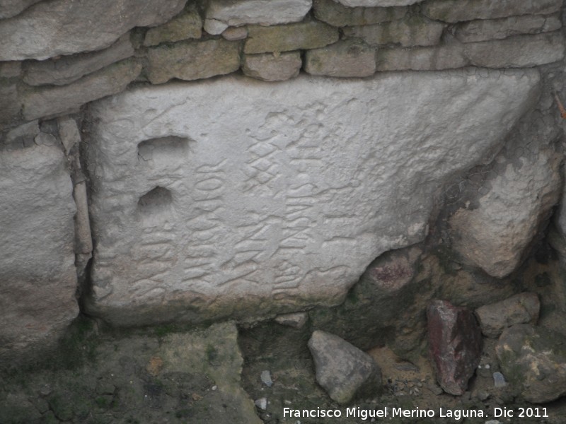 Cstulo. Necrpolis de la Puerta Norte - Cstulo. Necrpolis de la Puerta Norte. Inscripcin reaprovechada en el mausoleo romano. Pertenece a un varn con oficio de mercader