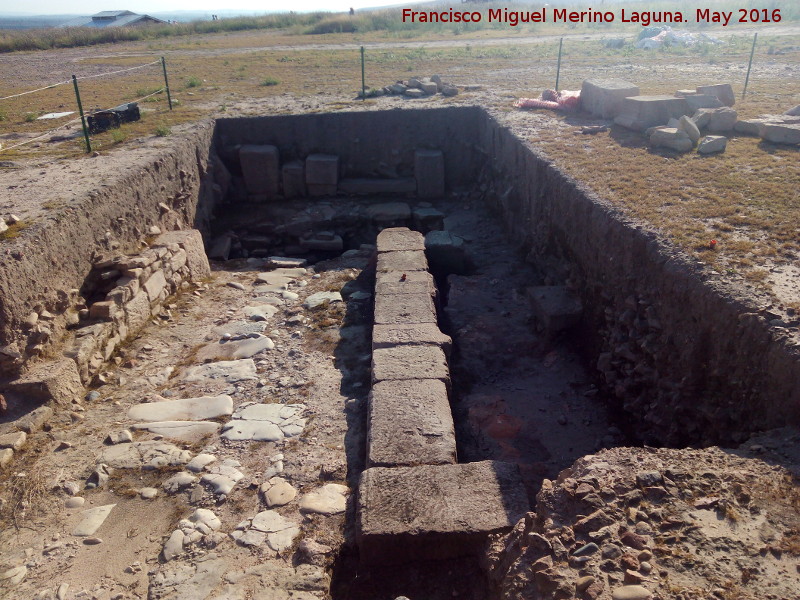 Cstulo. Gran Templo - Cstulo. Gran Templo. Calle lateral y muro del macellum