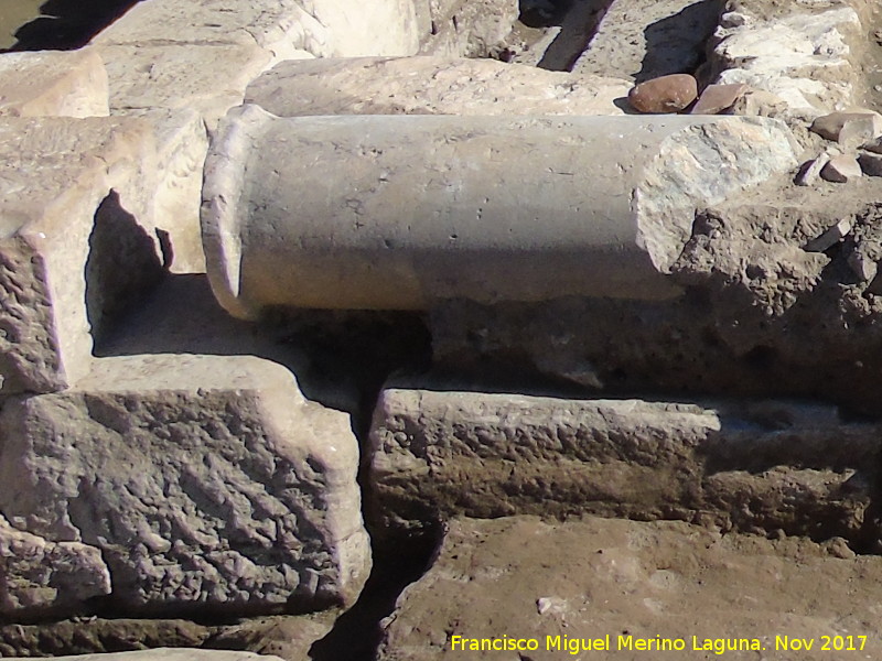 Cstulo. Gran Templo - Cstulo. Gran Templo. Columnas reutilizadas en un muro