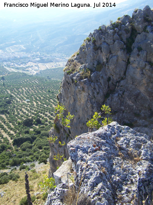 Cerro Salto de la Yegua - Cerro Salto de la Yegua. Los Villares al fondo