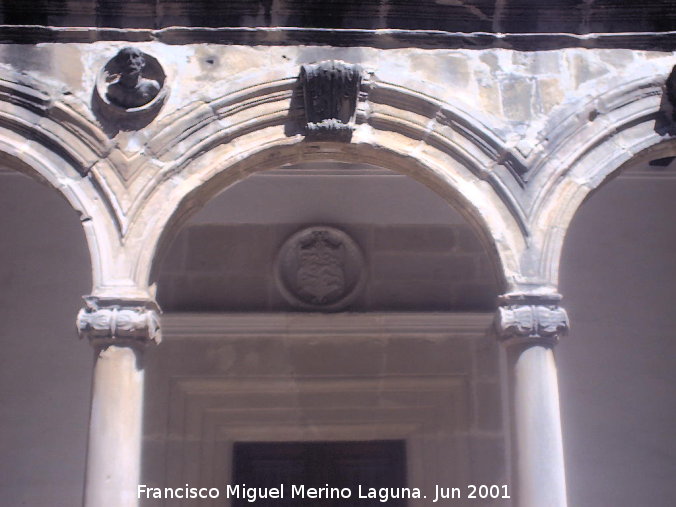 Castillo de Canena - Castillo de Canena. Escudo sobre puerta