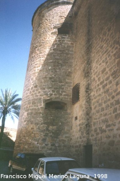 Castillo de Canena - Castillo de Canena. Torren circular izquierdo con sus troneras