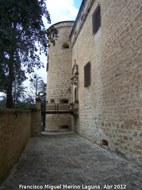 Castillo de Canena - Castillo de Canena. Foso y puente levadizo
