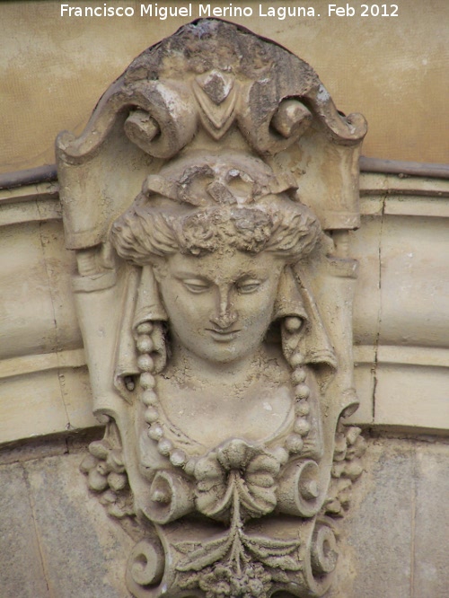 Casa de la Avenida Virgen de la Consolacin n 6 - Casa de la Avenida Virgen de la Consolacin n 6. Busto femenino