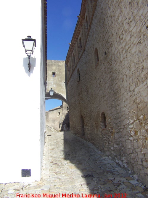 Alczar de los Condes de Castellar - Alczar de los Condes de Castellar. Al fondo el arco del Antiguo Ayuntamiento