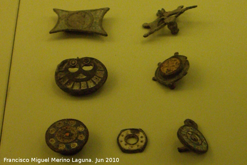 Historia de Castellar - Historia de Castellar. Broches y pinjantes. Museo Provincial