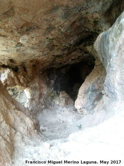 Santuario ibrico de la Cueva de la Lobera - Santuario ibrico de la Cueva de la Lobera. Interior de la cueva desde la ventana del efecto