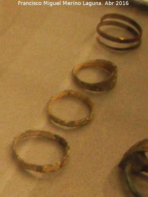 Santuario ibrico de la Cueva de la Lobera - Santuario ibrico de la Cueva de la Lobera. Anillos de bronce siglos IV-III a.C. Museo Provincial de Jan