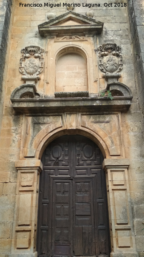 Colegiata de Santiago - Colegiata de Santiago. Puerta de la Iglesia al patio