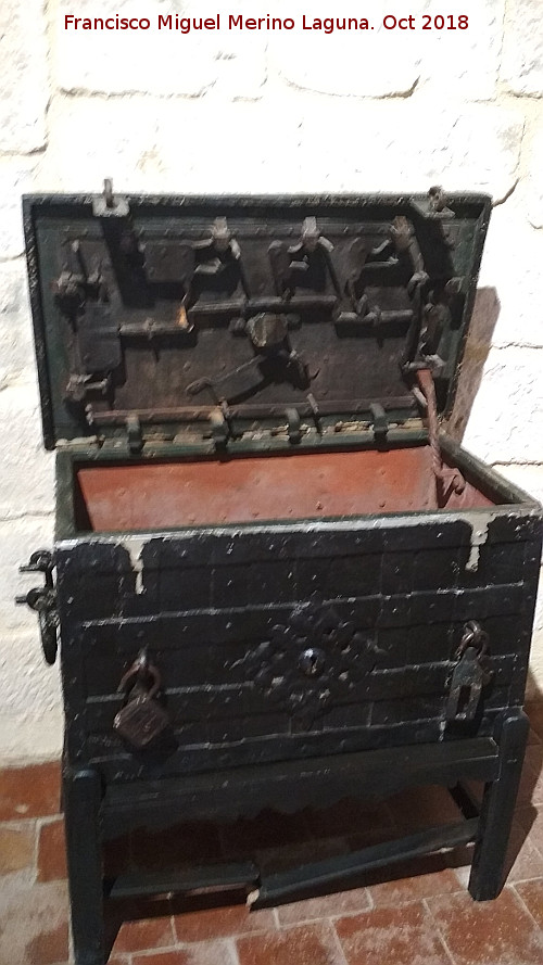 Colegiata de Santiago - Colegiata de Santiago. Arca de caudales